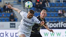 Slovácký obránce Filip Va�ko hraje mí� p�ed Ond�ejem Mihálikem z Hradce Králové.