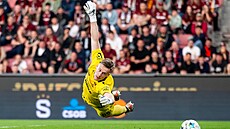 Jablonecký branká� Klemen Mihelak inkasuje gól od Jana Kuchty.