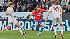 Plze�ský zálo�ník Tomá� Ladra si zasekává mí� p�ed Simonem Bammensem z Pardubic.