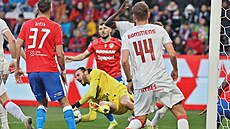 Pardubický branká� Luka Charati�vili sbírá mí� po standardní situaci v utkání...