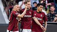 Spar�ané Luká� Haraslín, st�elec Jan Kuchta a Joao Grimaldo se radují z druhého...