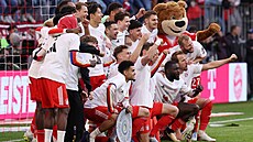 Fotbalisté Bayernu Mnichov slaví zisk mistrovského titulu.