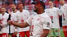 Trenér Vincent Kompany z Baynernu slaví s hrá�i zisk mistrovského titulu.