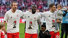 Harry Kane, Dayot Upamecano a Josip Stani�i� slaví zisk mistrovského titulu.