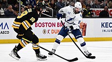 Bostonský úto�ník Pavel Zacha (vlevo) se sna�í bránit Nikitu Ku�erova z Tampy.