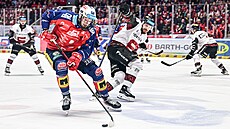 Pardubický úto�ník Jáchym Kondelík s pukem p�ed Davidem N�me�kam ze Sparty