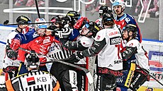 Strkanice hrá�� p�ed brankou Sparty