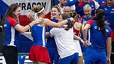 �eské tenistky slaví po výh�e Marie Bouzkové postup na finálový turnaj BJK Cupu.