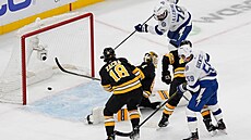 Bostonský úto�ník Pavel Zacha p�ihlí�í gólu Emila Lilleberga z Tampy.