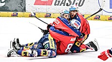 Pardubi�tí hokejisté se v prodlou�ení radují z vít�zného gólu Tomá�e Vondrá�ka.