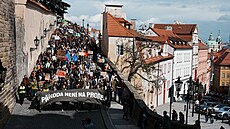 Stovky lidí protestují proti zástupc�m Motorist� ve vedení ministerstva...