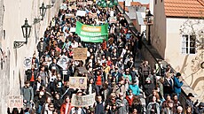 Stovky lidí protestují proti zástupc�m Motorist� ve vedení ministerstva...