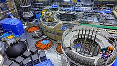 Instalace za�ízení na reaktorovém sále 3. bloku JE Mochovce (Slovensko). Vp�edu...