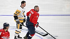 STÉ SETKÁNÍ V NHL. Úto�ník Alexandr Ove�kin (8) z Washingtonu s vrstevníkem...