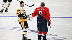 STÉ SETKÁNÍ V NHL. A mo�ná poslední? Úto�ník Alexandr Ove�kin (8) z Washingtonu...