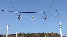 Tzv. d�lící sekce na most�. Elektricky rozd�luje smíchovskou a podolskou stranu.