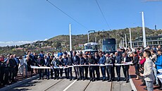 Pro slavnostní otev�ení Dvoreckého mostu bylo pot�eba 17 n��ek.