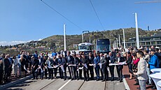 Pro slavnostní otev�ení Dvoreckého mostu bylo pot�eba 17 n��ek.