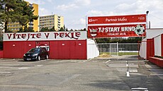 Stadion TJ Start Brno má u brány nápis Vítejte v pekle. Po vypuknutí sázka�ské...