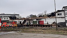 Hasi�i na �i�kov� pokra�ují v doha�ování ubytovny, likvidují skrytá ohniska ve...