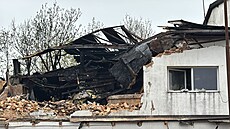 Druhý den po po�áru hasi�i na �i�kov� dál doha�ují ubytovnu a likvidují skrytá...