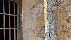 Vandalové poni�ili renesan�ní fasádu pod Expem 58, �koda na vzácné opuce...