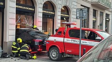 Osobní auto narazilo v Pa�í�ské ulici do výlohy obchodu (17. dubna 2026)