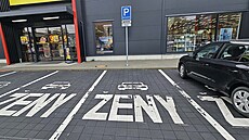 U obchodního centra na okraji Haví�ova mají unikát: p�t parkovacích míst...