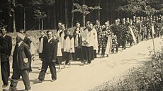 Poh�eb zavra�d�ných mu�� p�i zák�ovské tragédii. (14. kv�tna 1945)
