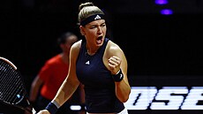 Karolína Muchová se hecuje ve finále turnaje ve Stuttgartu.