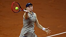 Jelena Rybakinová hraje forhend ve finále turnaje ve Stuttgartu.