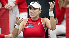�výcarka Belinda Bencicová se diví v utkání BJK Cupu proti �esku.