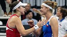 �výcarka Belinda Bencicová (vlevo) p�ijímá gratulaci od Marie Bouzkové po...