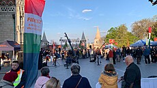 P�edvolební atmosféra v Ma�arsku. Lidé �ekají na záv�re�ný projev Viktora...