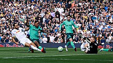 St�elu Dominica Calvert-Lewina z Leedsu zastavuje wolverhamptonský branká� Dan...