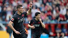 Patrik Schick slaví gól Leverkusenu v utkání s Augsburgu.