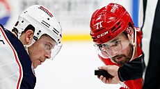 Dylan Larkin (v �erveném) a Charlie Coyle stojí p�ipravení na vhazování.