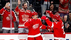 Justin Faulk a Dylan Larkin se radují z gólu Detroitu.