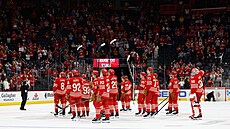 Hokejisté Detroitu se lou�í s fanou�ky po domácí porá�ce s New Jersey.