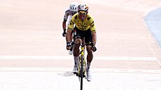 Wout van Aert projí�dí cílem Pa�í�-Roubaix t�sn� p�ed druhým Tadejem Poga�arem.