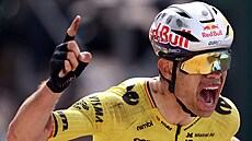 Wout van Aert se raduje z triumfu na Pa�í�-Roubaix.