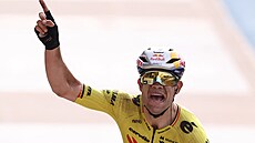 Wout van Aert se raduje z triumfu na Pa�í�-Roubaix.