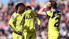 Zklamaní fotbalisté Tottenhamu po inkasovaném gólu v utkání se Sunderlandem.