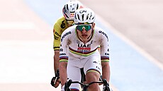 Tadej Poga�ar na �ele závodu Pa�í�-Roubaix, za ním schovaný Wout van Aert.