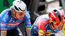 Mathieu van der Poel p�ijí�dí do cíle závodu Pa�í�-Roubaix.