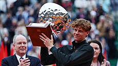 Jannik Sinner s trofejí pro vít�ze turnaje v Monte Carlu.