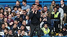 Pep Guardiola na lavi�ce Manchesteru City b�hem utkání proti Chelsea.