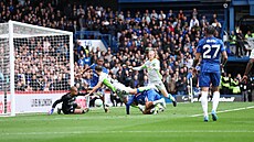 Robert Sánchez zasahuje v utkání s Manchesterem City.