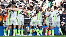 Hrá�i Manchesteru City hromadn� slaví trefu v utkání proti Chelsea.