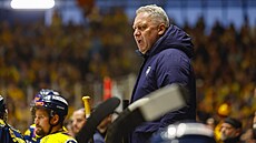 Zlínský kou� Peter Oremus na st�ída�ce p�i �estém finále první ligy proti...